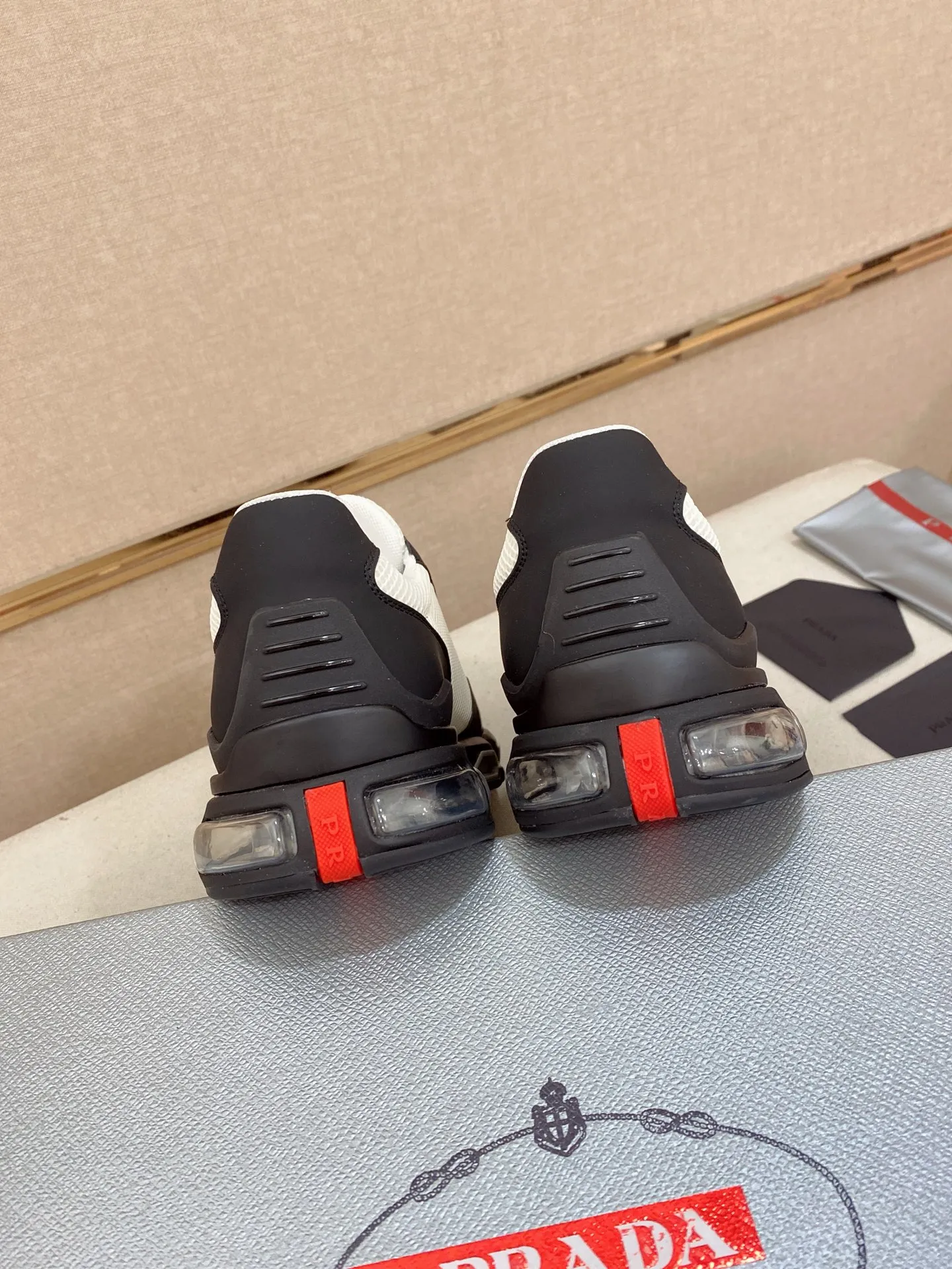 Factory price 660💰 ✔️✔️✔️High version High-quality new PRADA (Prada) counters are on the market at the same time, new men's shoes, 😘fabrics imported first-layer cowhide and mesh fabrics, purely handmade. Lining: Full cowhide lining. 👍🏿 High-end ☄️ air-cushion molded anti-slip rubber outsole, exquisite lines, simple and elegant, comfortable and high-end for leisure travel. Code number: 38 to 45